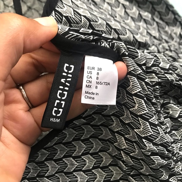 Chevron Print Strappy Romper w Pockets and Crisscross Back, Divided size 8 - Picture 4 of 9